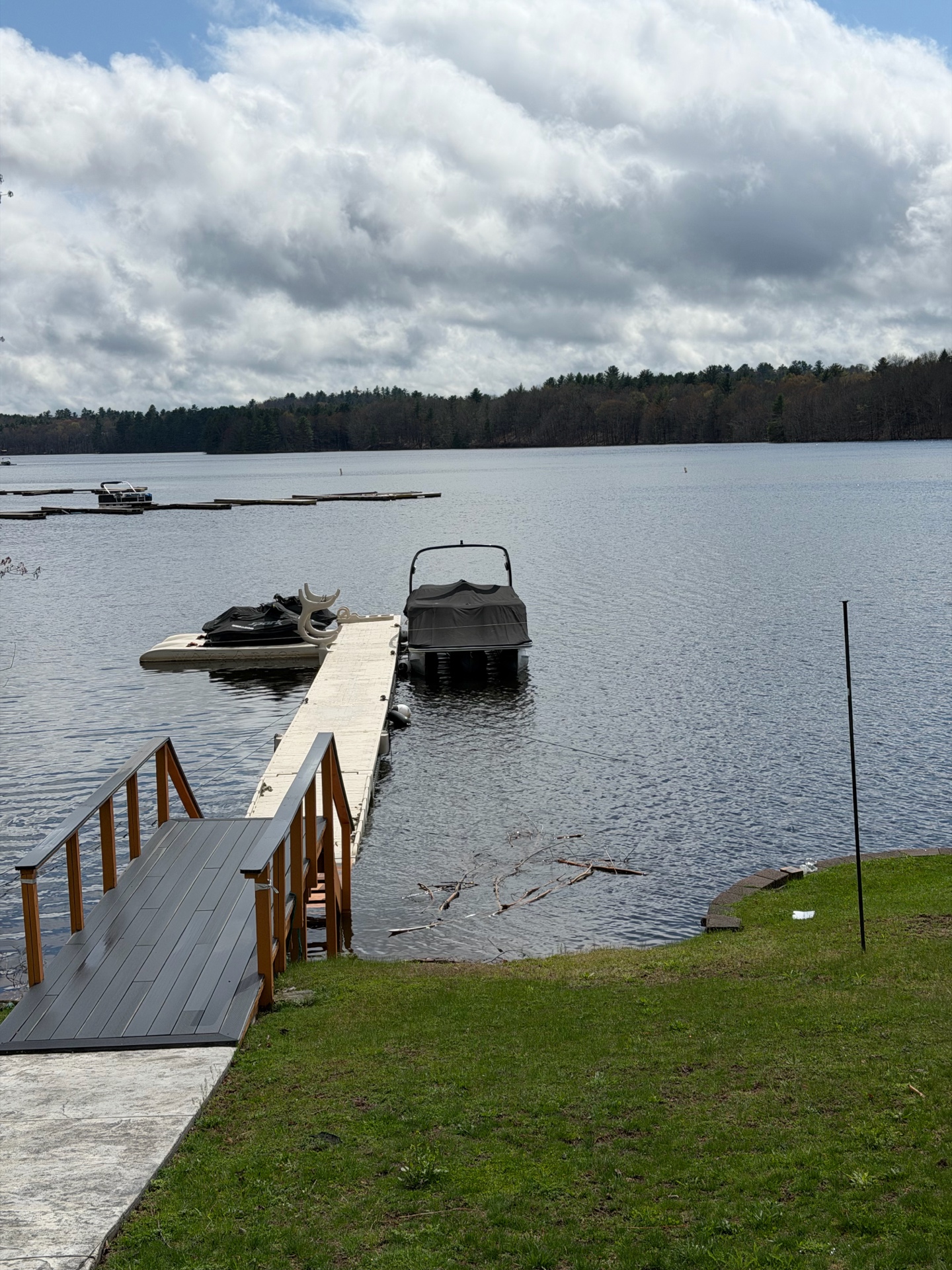 Private dock with pontoon boat on Swinging Bridge Reservoir for guided resort tours